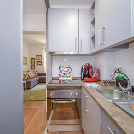 Charming Near Metro Apartment Lisbon